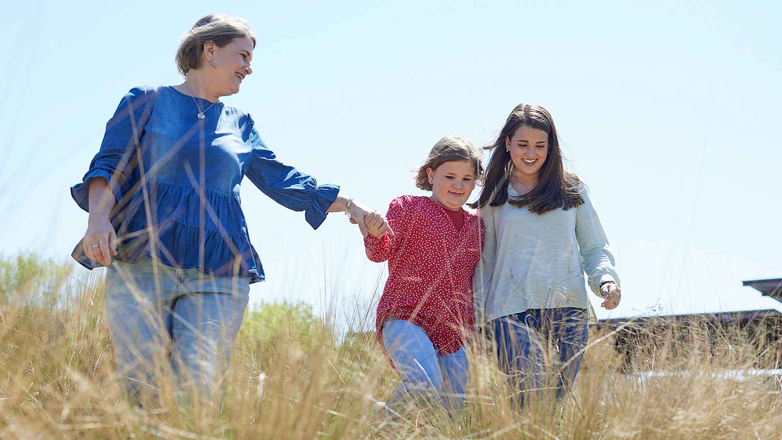 Mutter mit Kindern auf der Wiese